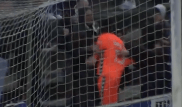 Απίστευτο περιστατικό στην Ισπανία: Τιμωρήθηκε παίκτης που δέχθηκε ρατσιστική επίθεση (VIDEO)